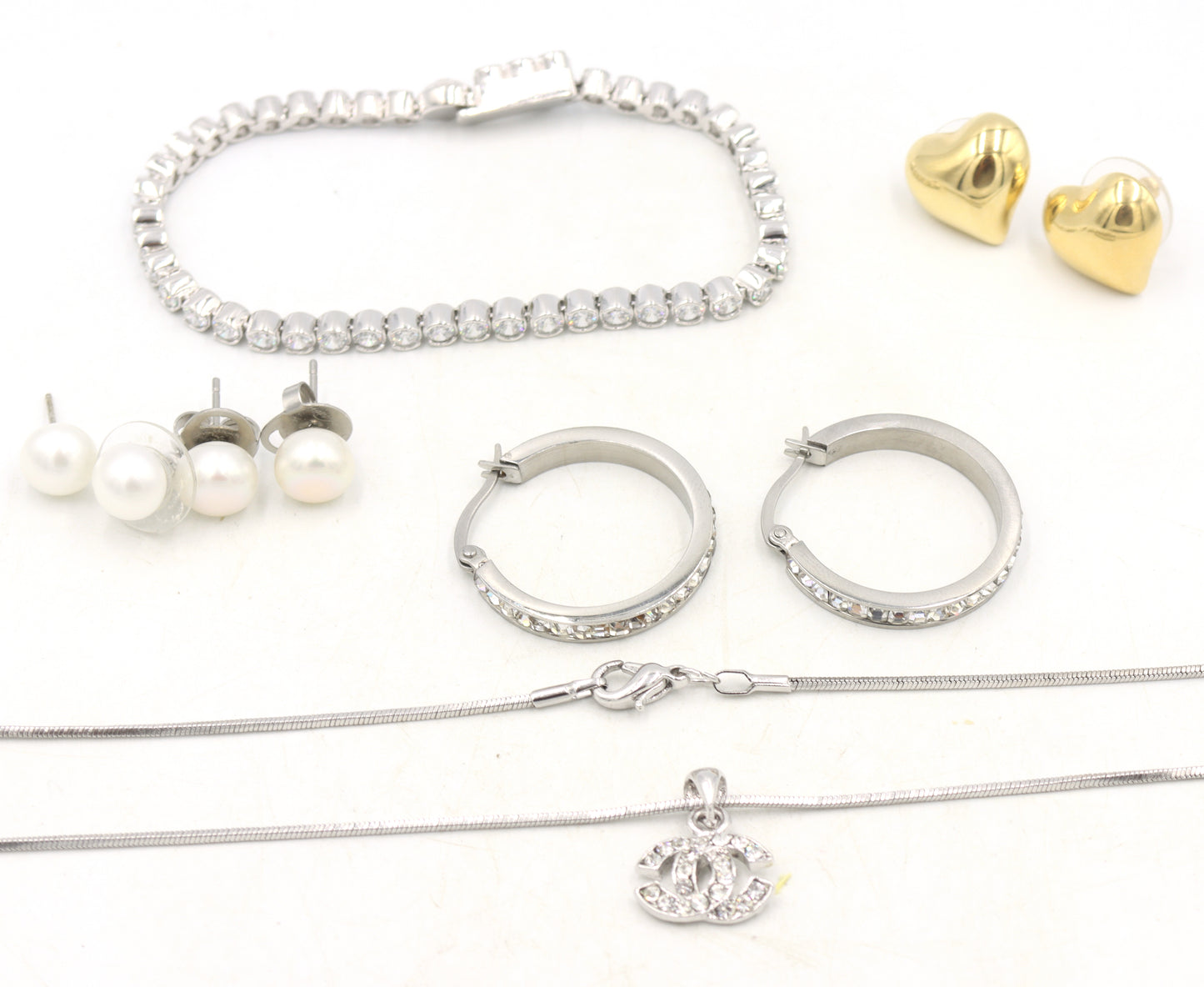 Lot of fashion jewelry