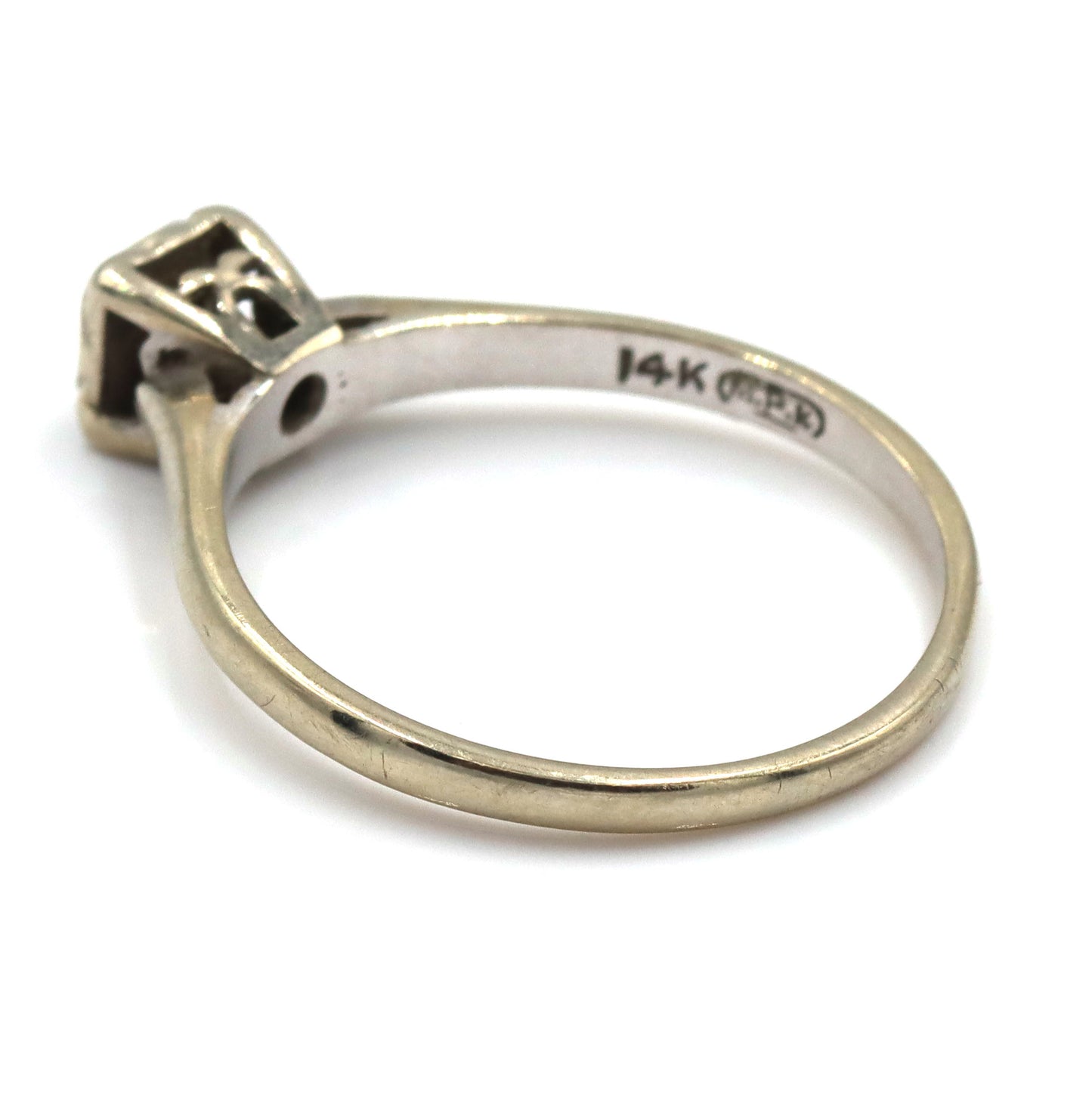 14kt White gold round diamond engagement ring