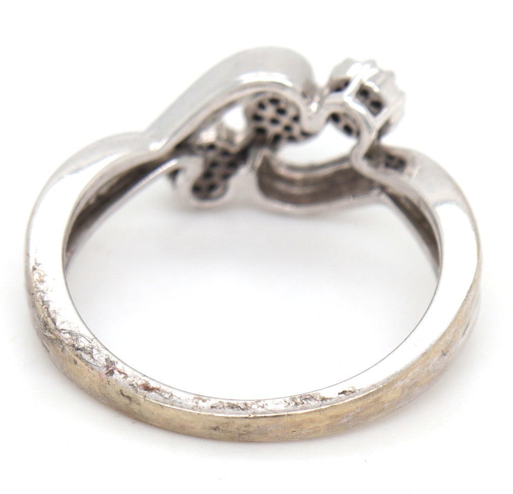 10kt White gold diamond flower ring