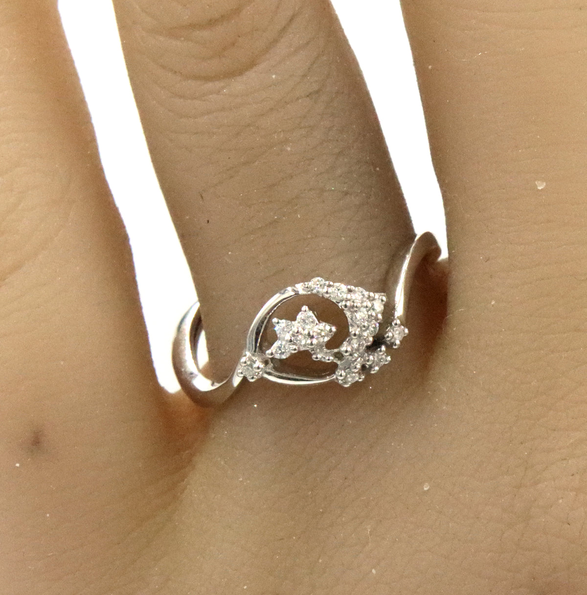 14kt White gold diamond wavy ring