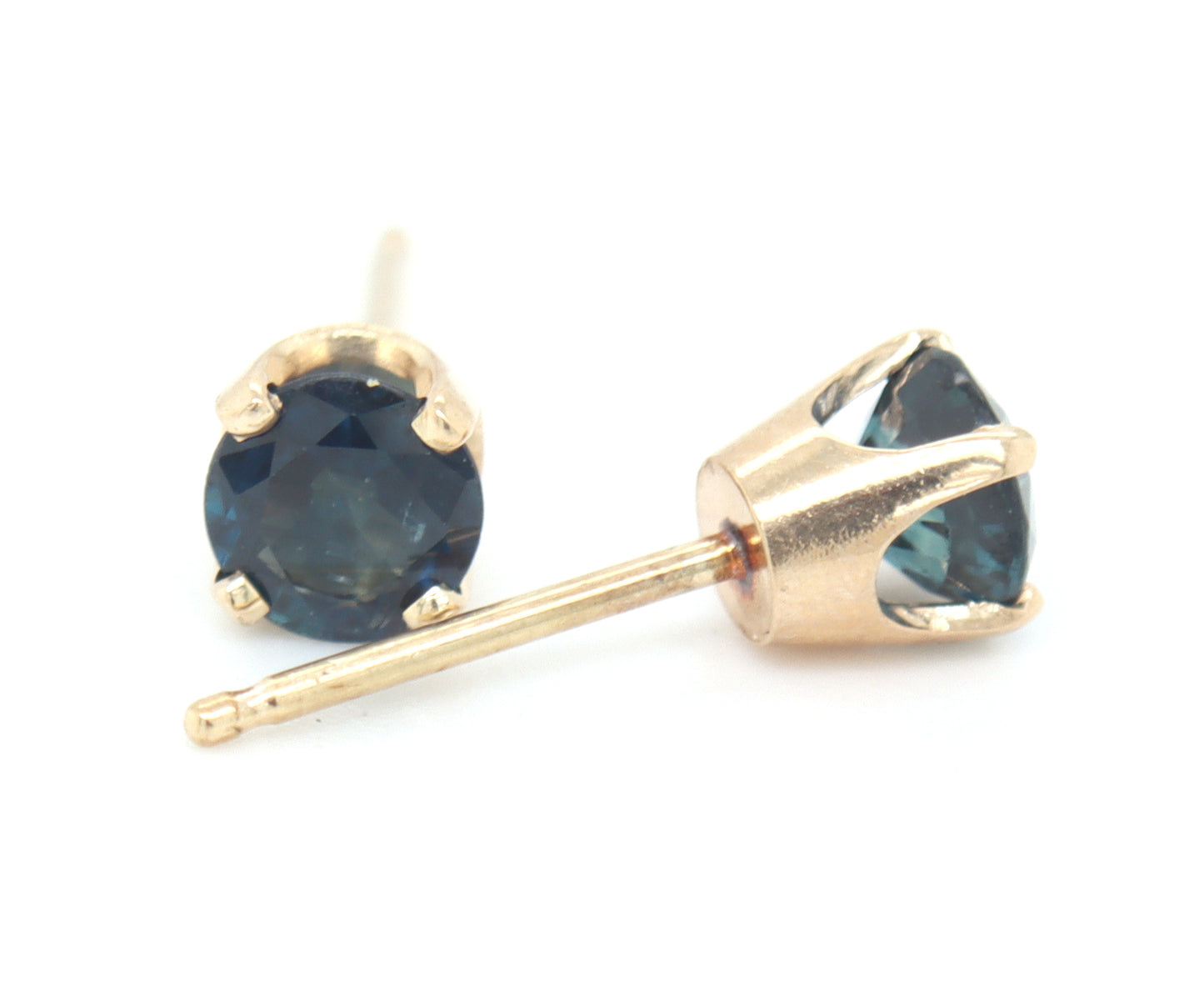 14kt Yellow gold round blue sapphire stud earrings