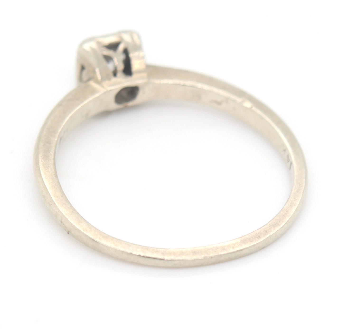 Vintage style 14kt White gold round brilliant cut diamond ring