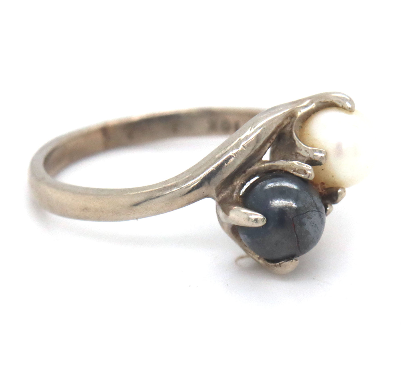 10kt White gold grey and white fresh water pearl ring
