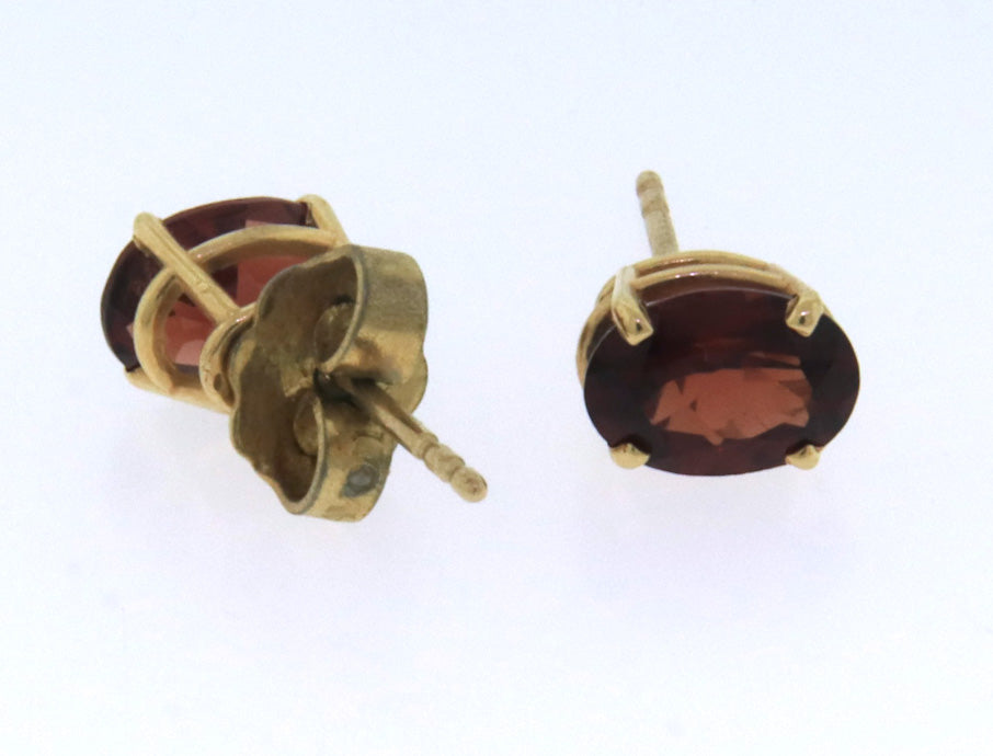 10kt Yellow gold Garnet stud earrings