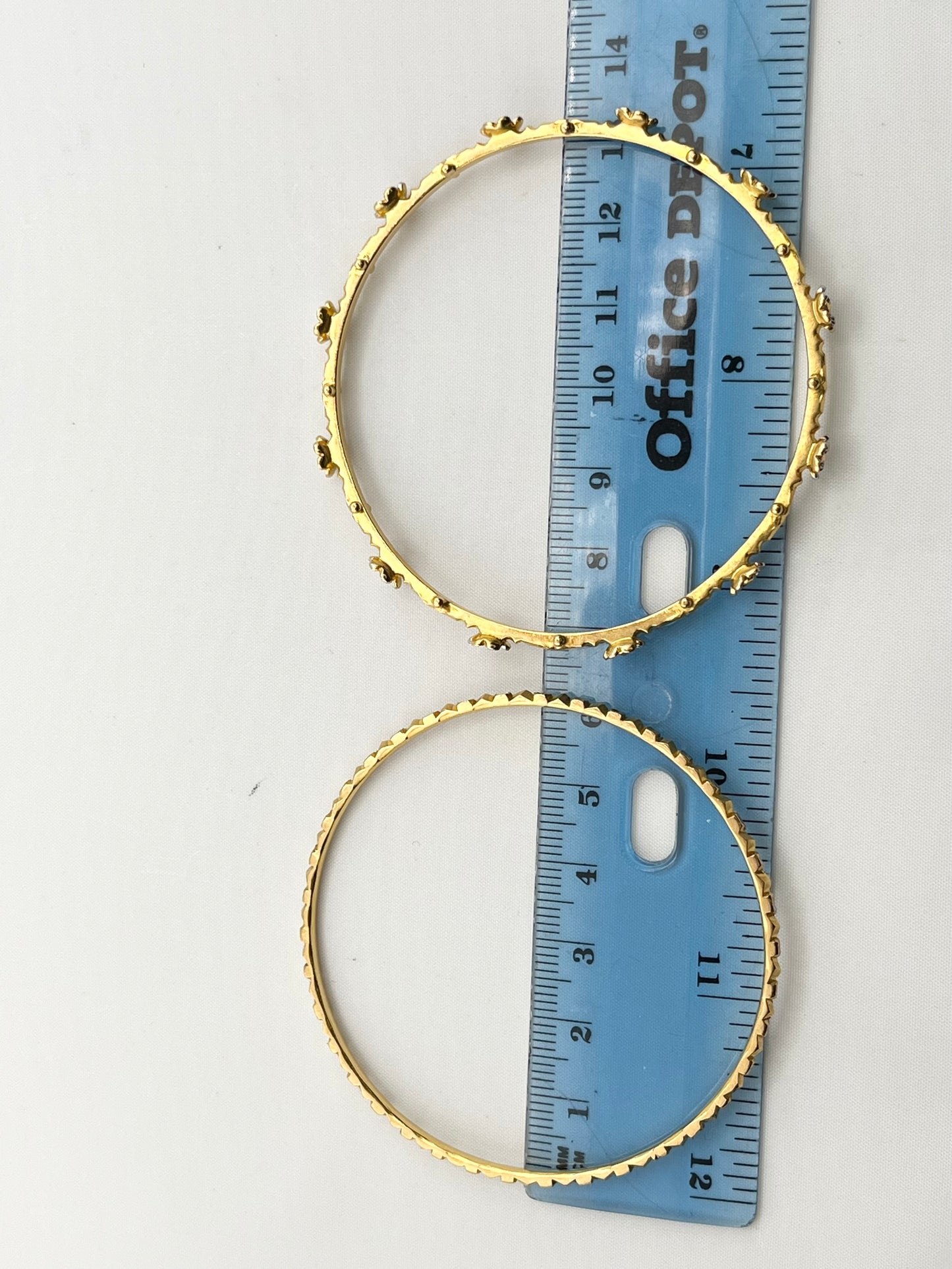 22KT Solid Yellow Gold Hand Made Set Of Five White Gold Flowe Design And Diamond Cut Finish Bangles