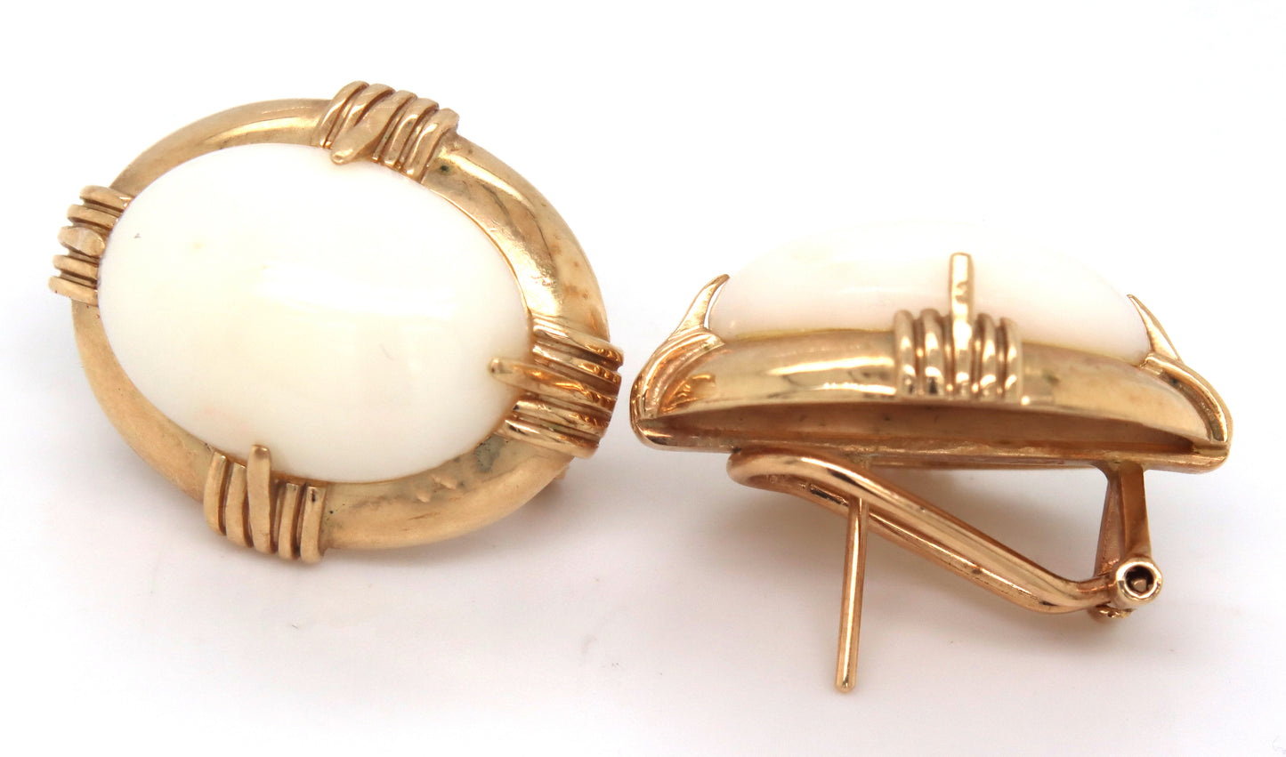 Set of 14kt yellow gold white agate ring and matching earrings