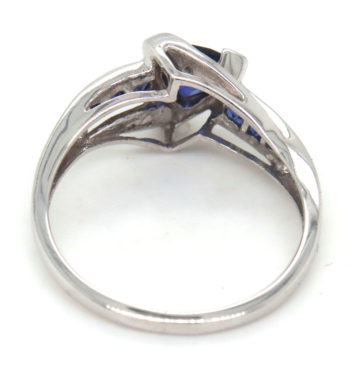 10kt White gold synthetic sapphire ring