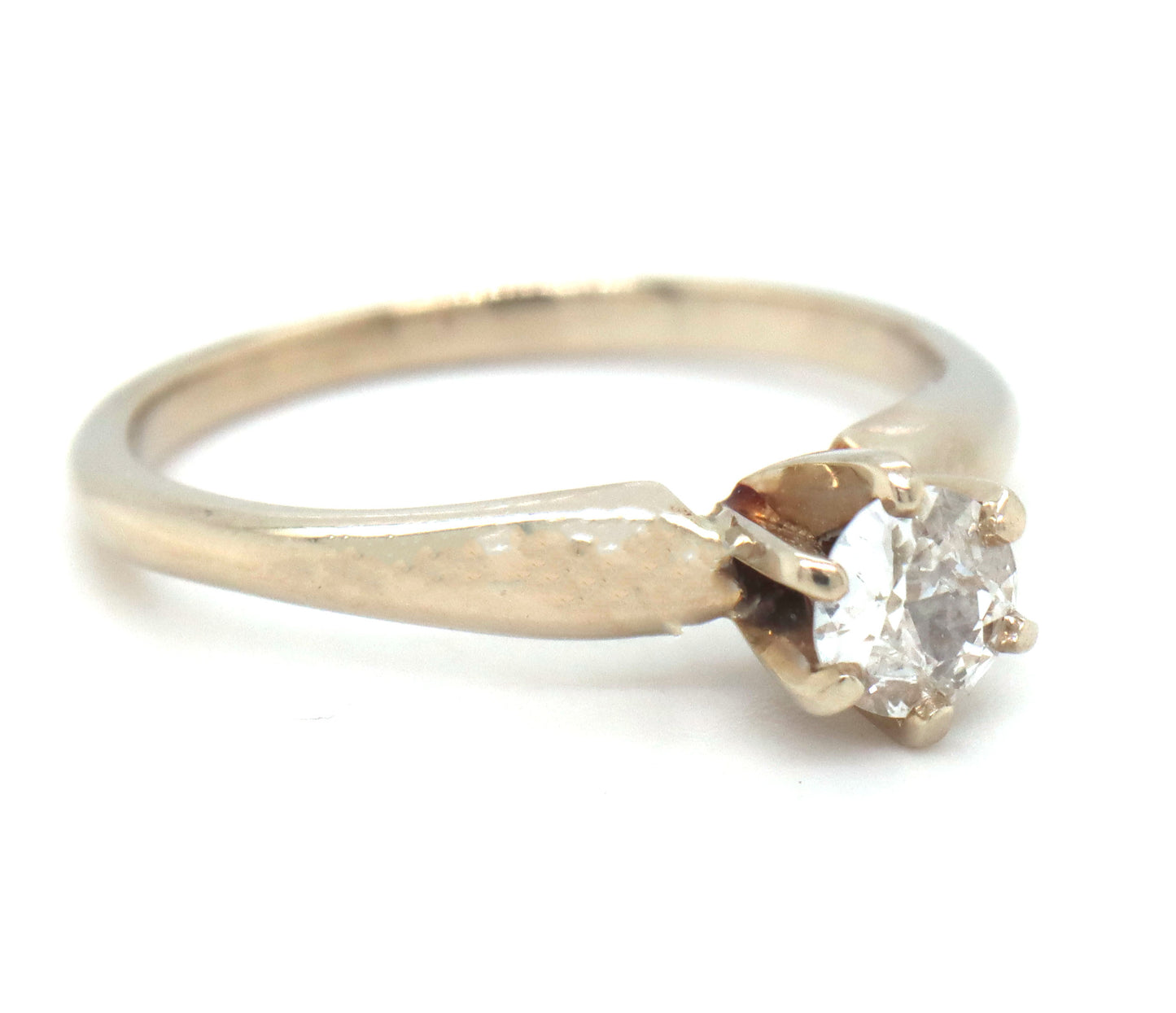 14kt White gold round brilliant cut diamond ring