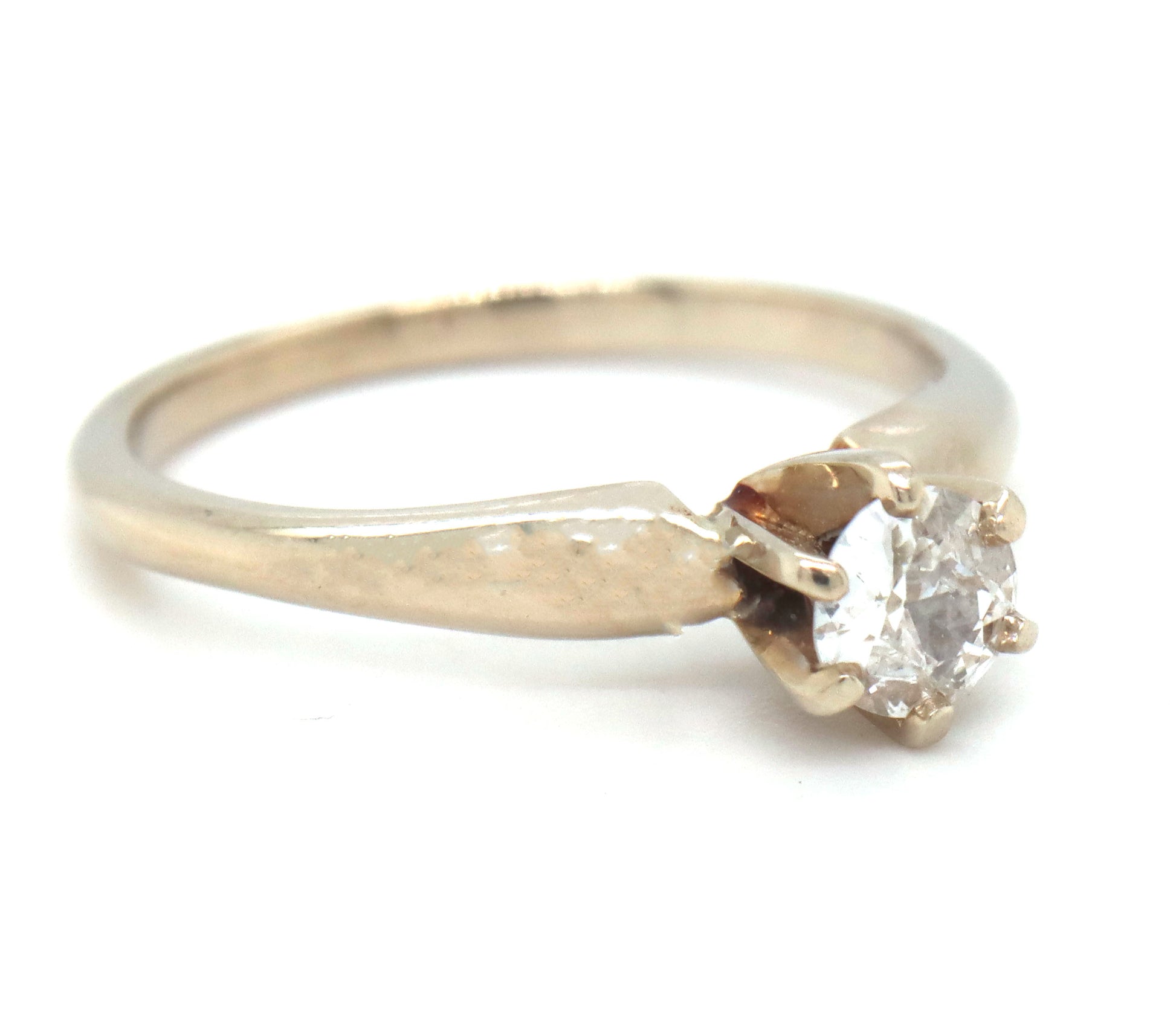 14kt White gold round brilliant cut diamond ring