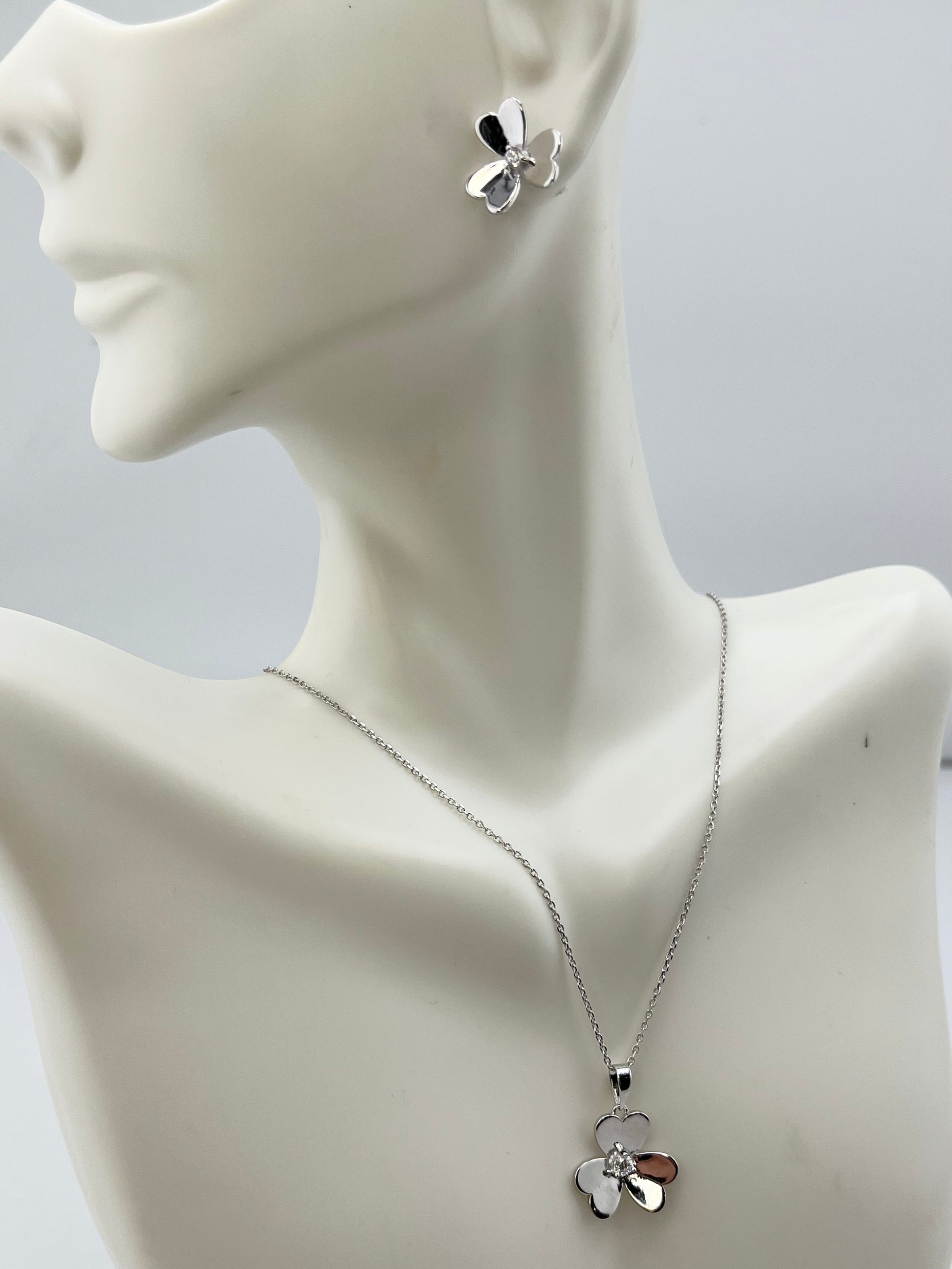 925 Sterling Silver Set Of Pendant And Earrings Floral With heart Shape Petals