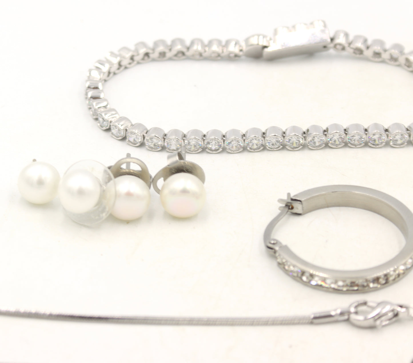 Lot of fashion jewelry