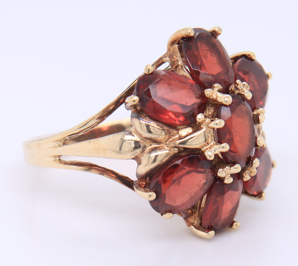 Attractive 10KT Yellow Gold Tourmaline Flower Style Ring