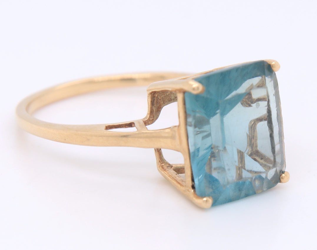 10K Yellow Gold blue Topaz Ring