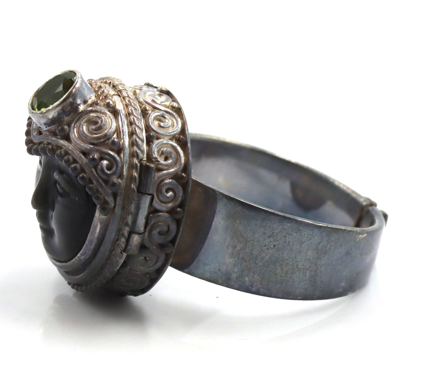 Vintage 925 sterling silver Sejan signed Goddess box ring with Peridot