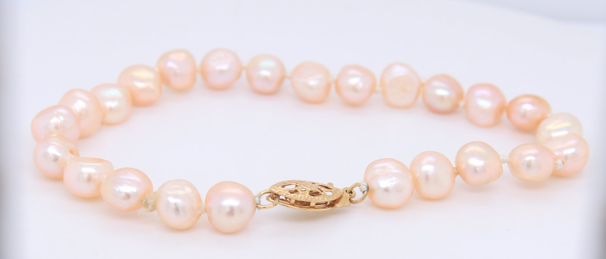 Set of Pink Pearl Necklace, Bracelet and Stud Earrings in Yellow Gold