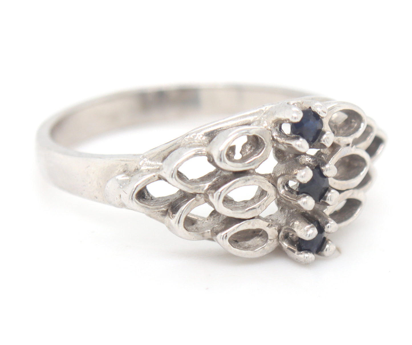 10kt White gold blue sapphire ring