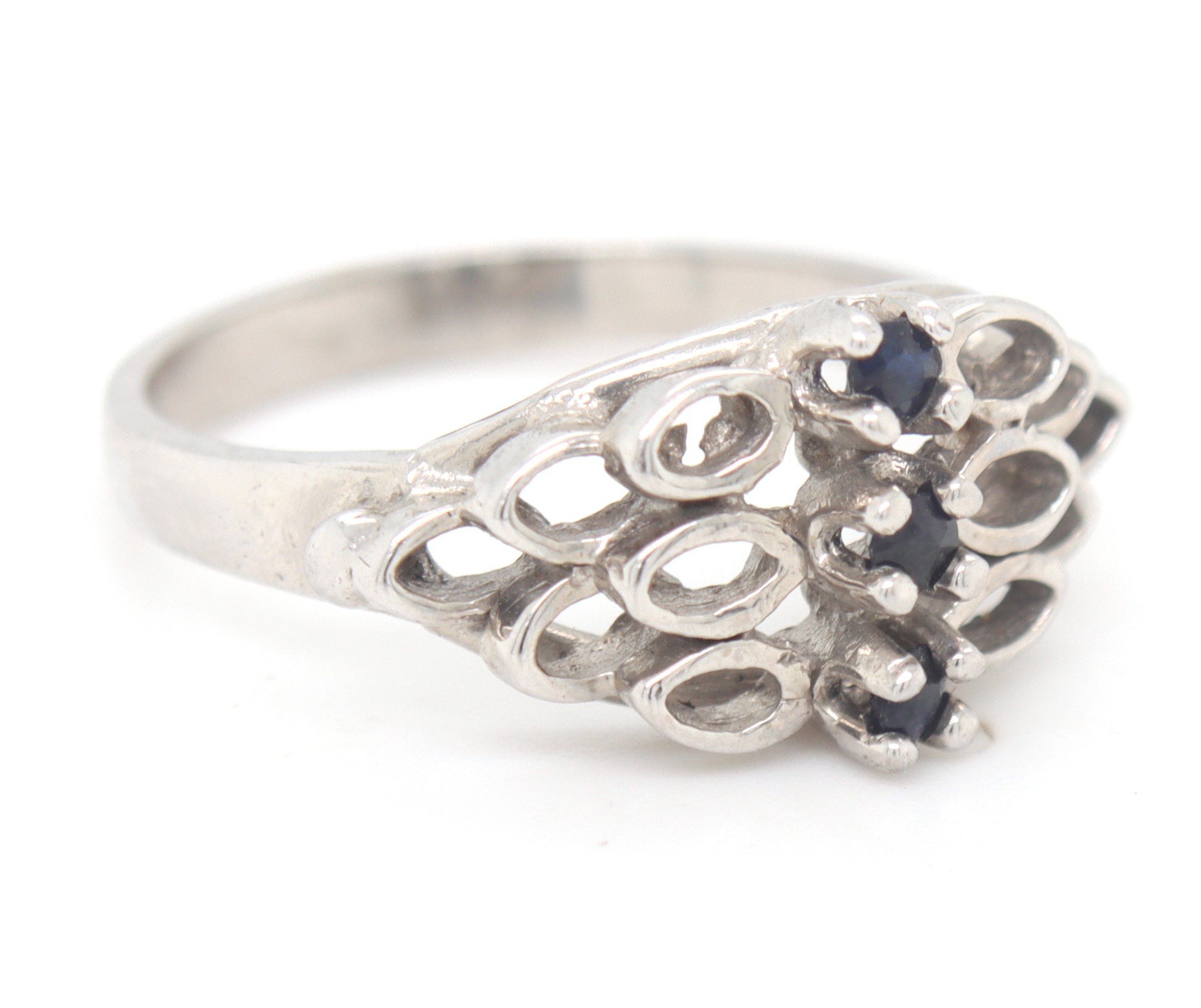 10kt White gold blue sapphire ring