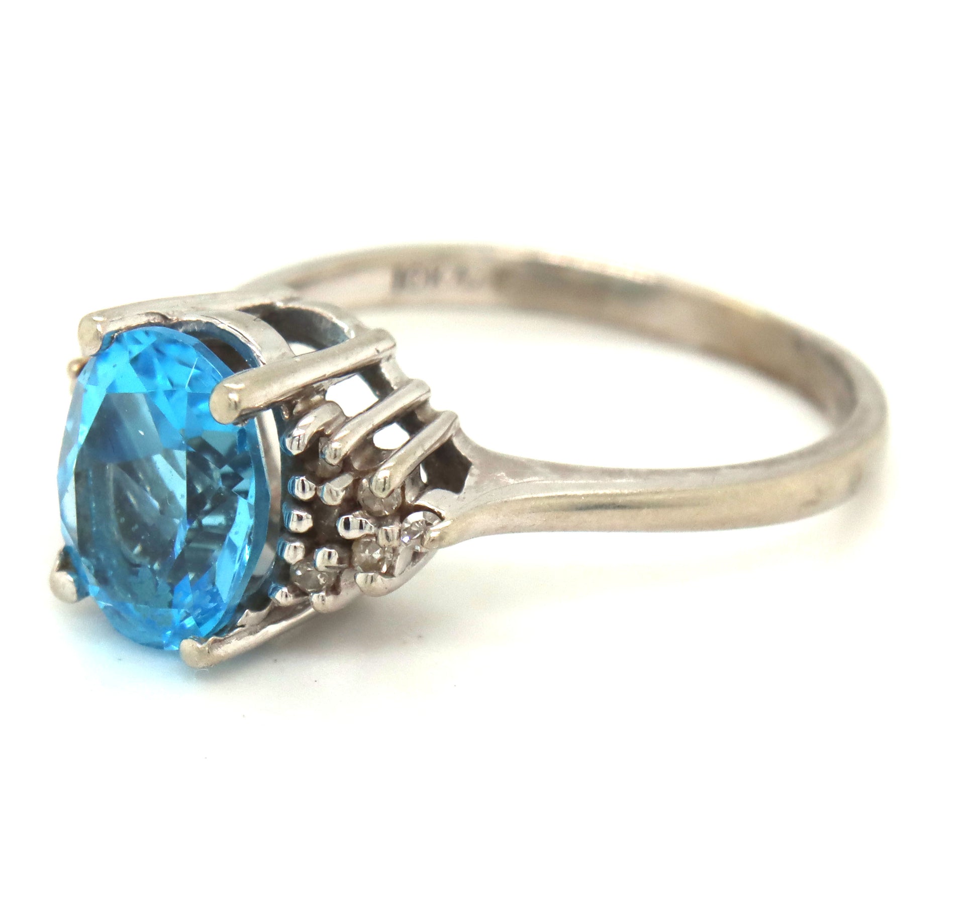 10kt White gold oval blue topaz ring
