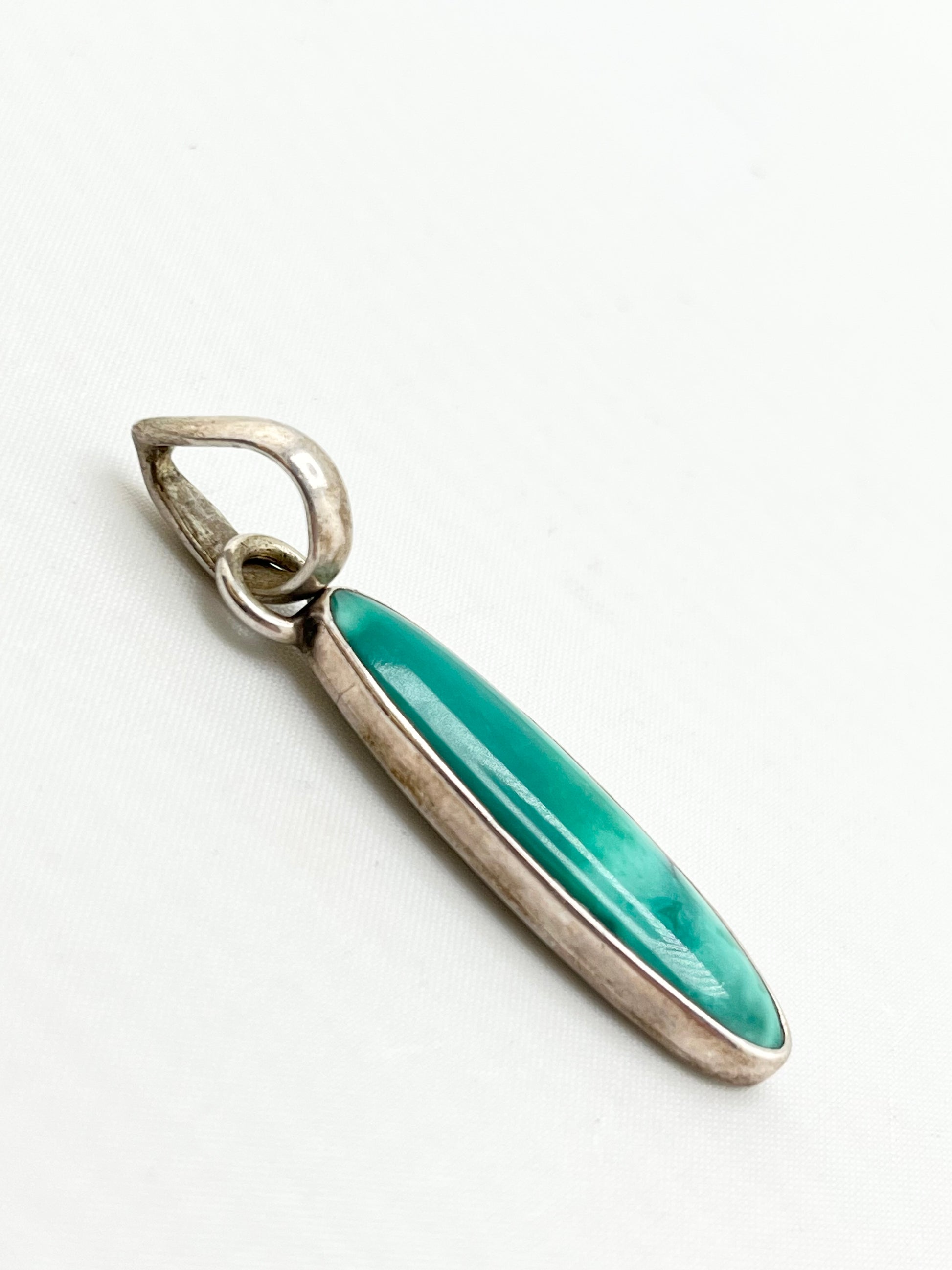 925 Sterling Silver Mexican Turquoise Dangle Earrings  And A Matching Oval shaped Pendant