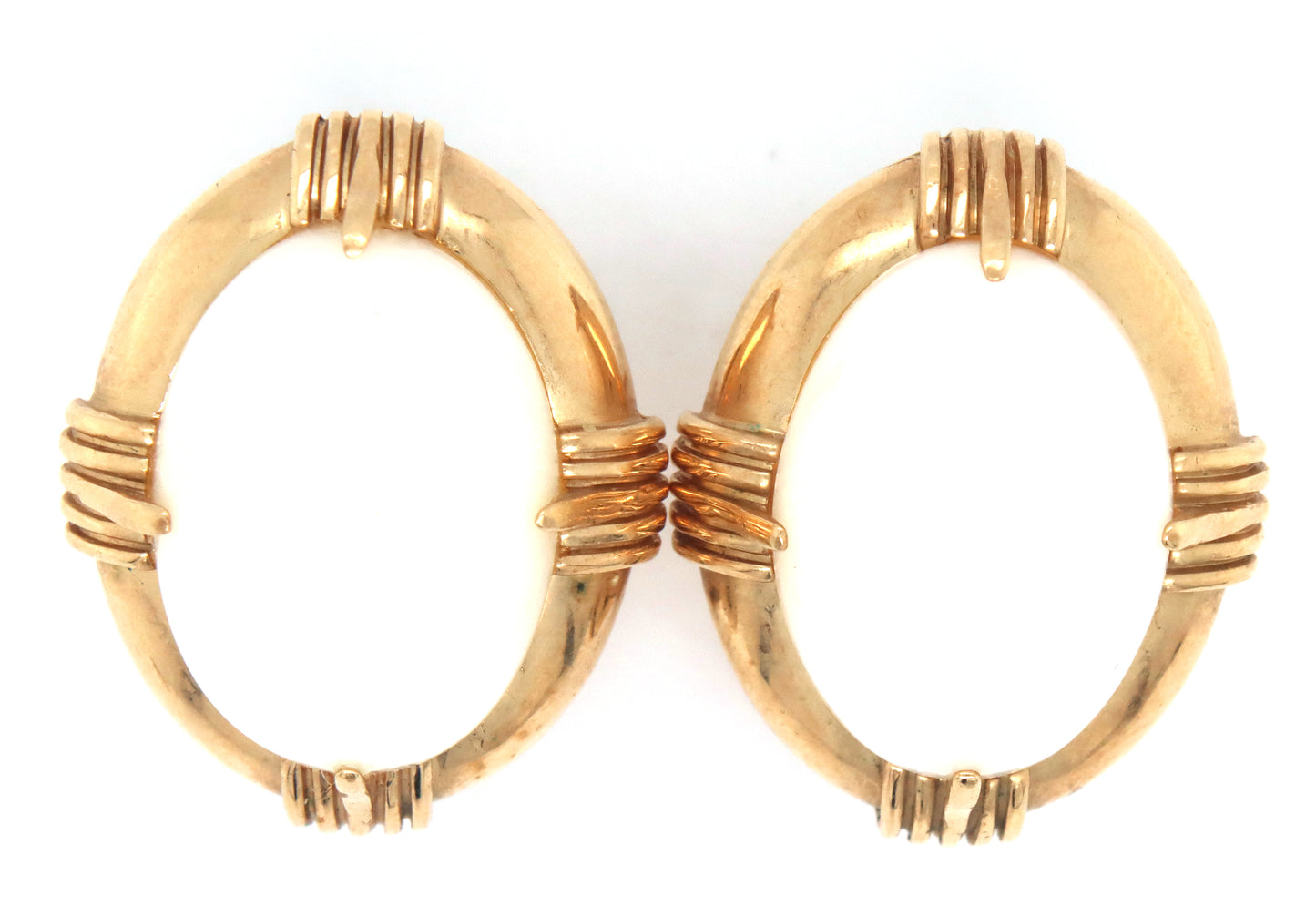 Set of 14kt yellow gold white agate ring and matching earrings