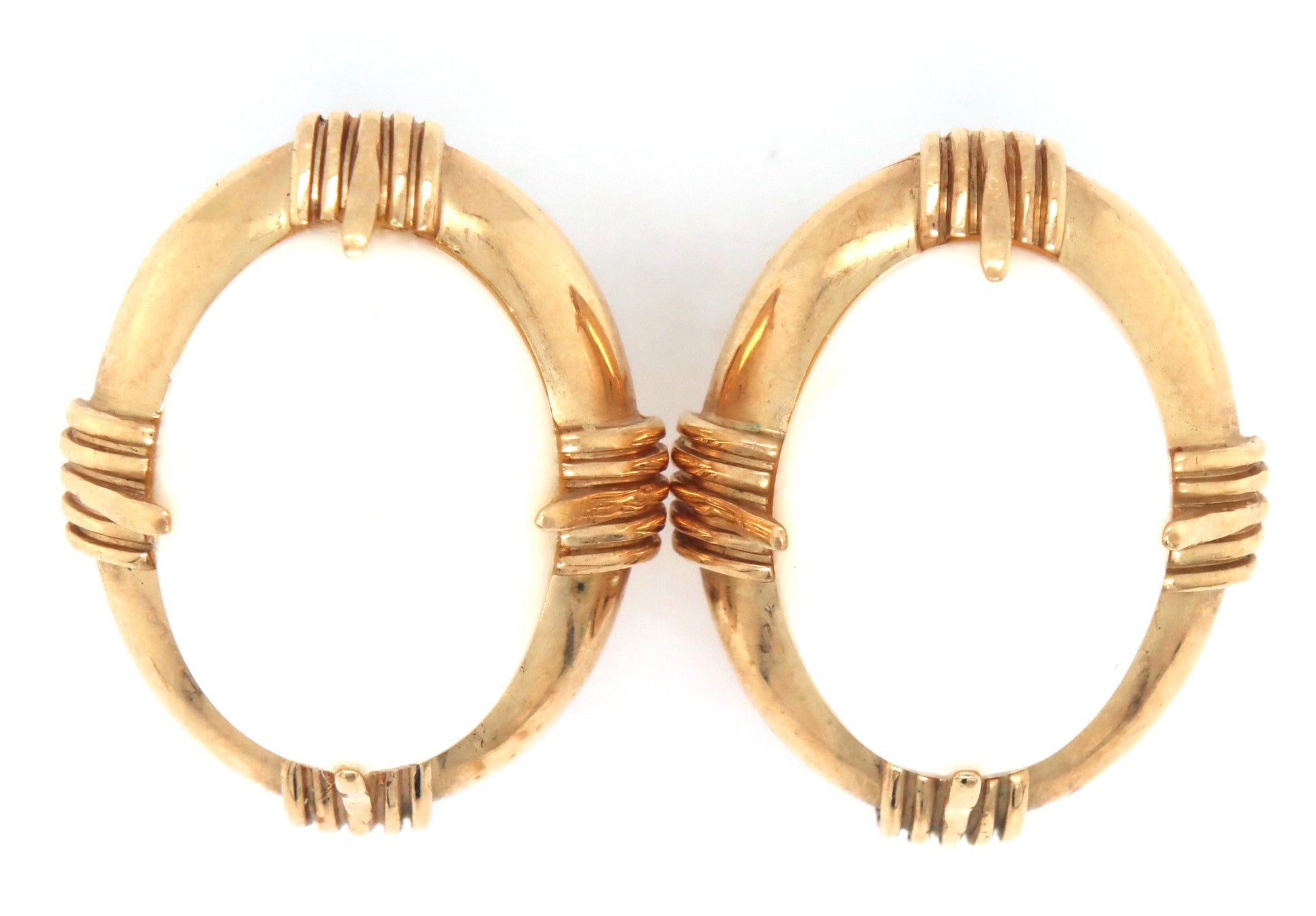 Set of 14kt yellow gold white agate ring and matching earrings