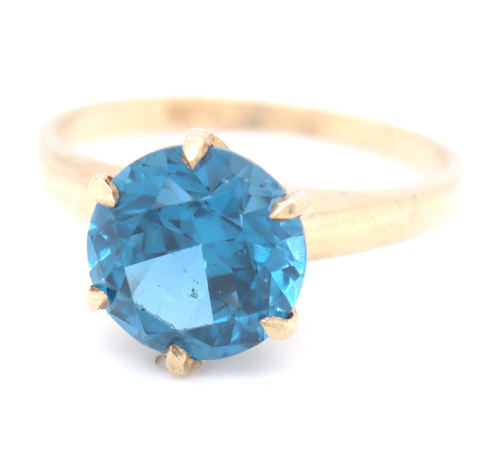 10kt Yellow gold round brilliant cut Corundum ring