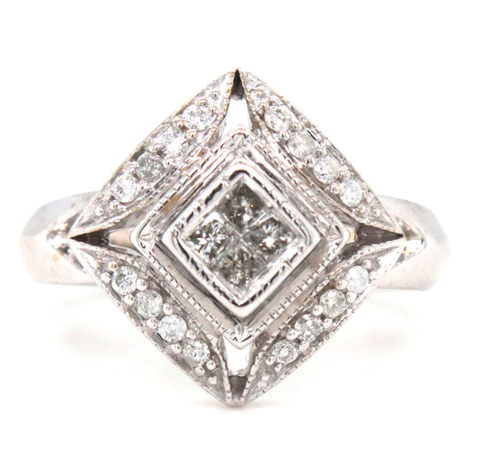 14kt White gold diamond ring
