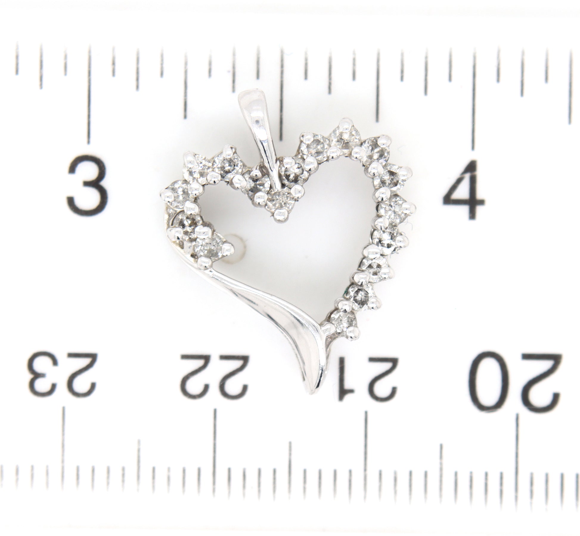 10kt White gold diamond heart shaped pendant