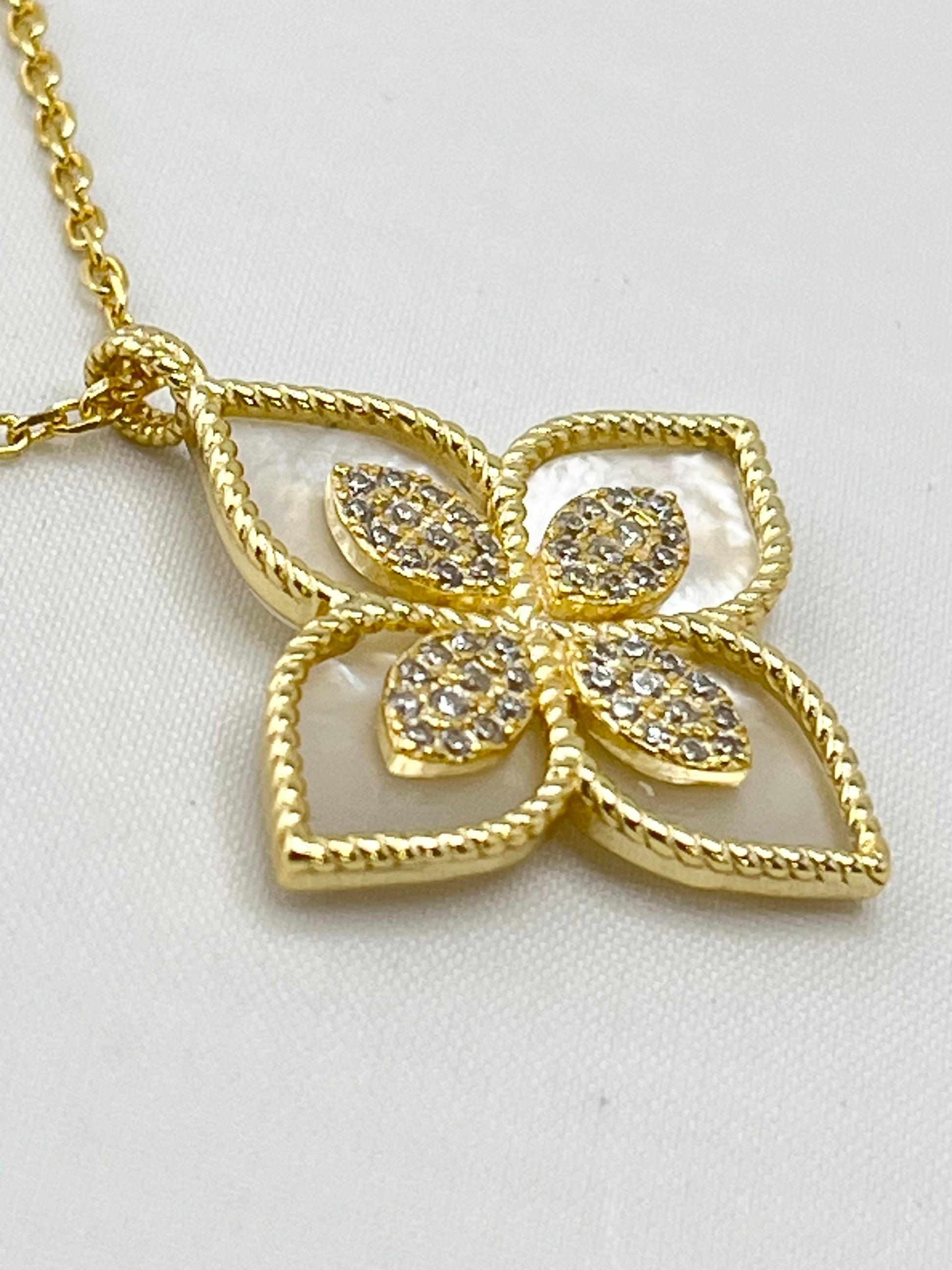 925 Sterling Silver Gold Tone Princess Flower Mother Of Pearl Necklace
