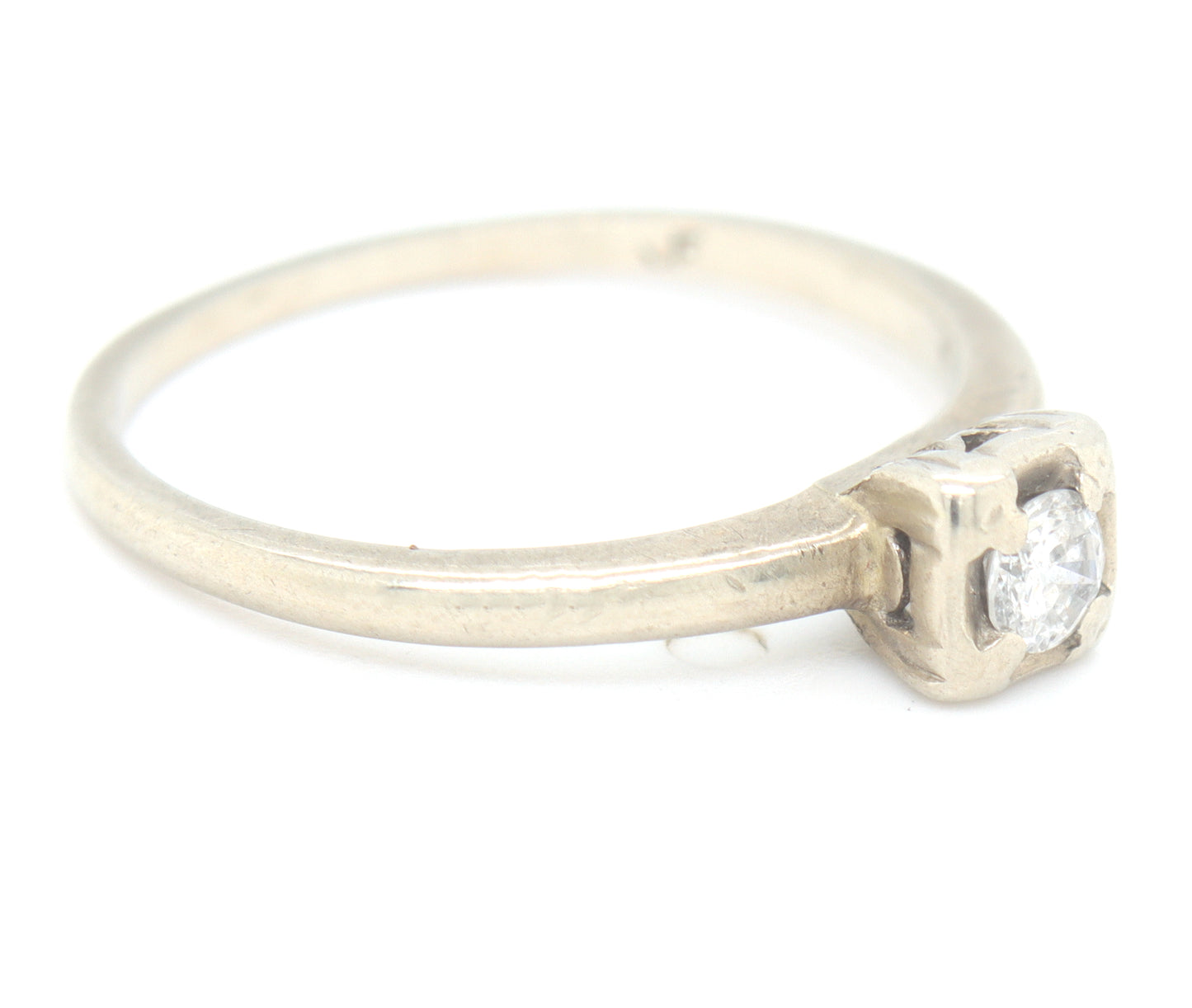 Vintage style 14kt White gold round brilliant cut diamond ring