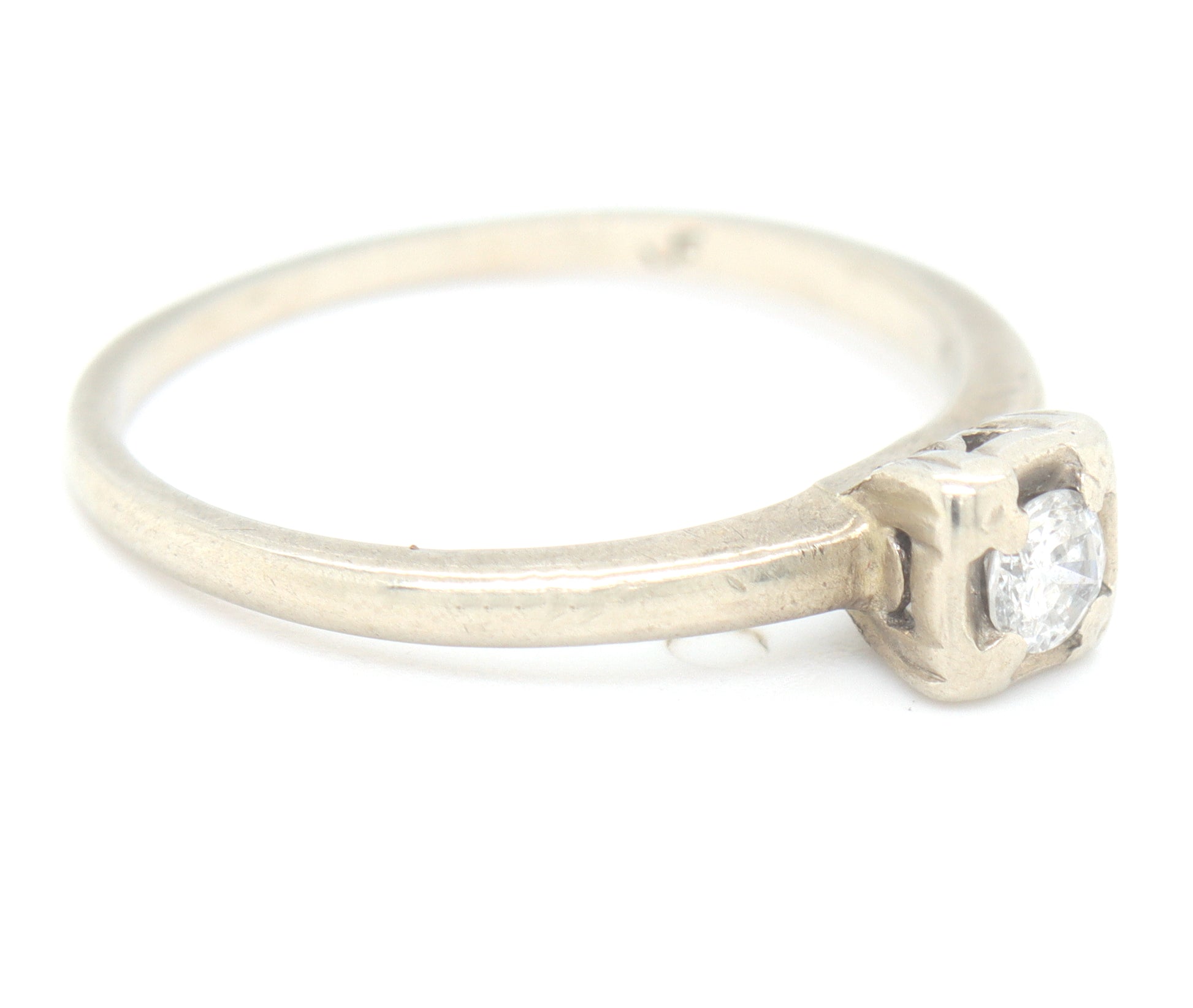 Vintage style 14kt White gold round brilliant cut diamond ring