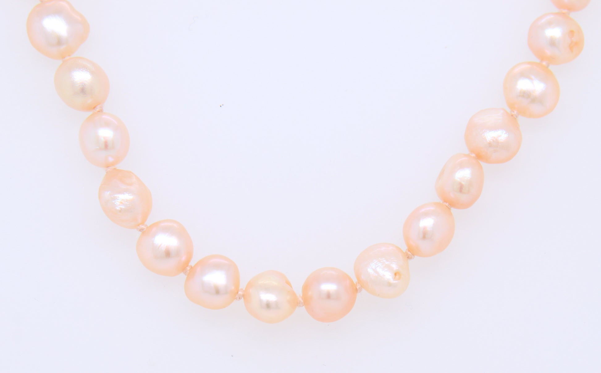 Set of Pink Pearl Necklace, Bracelet and Stud Earrings in Yellow Gold