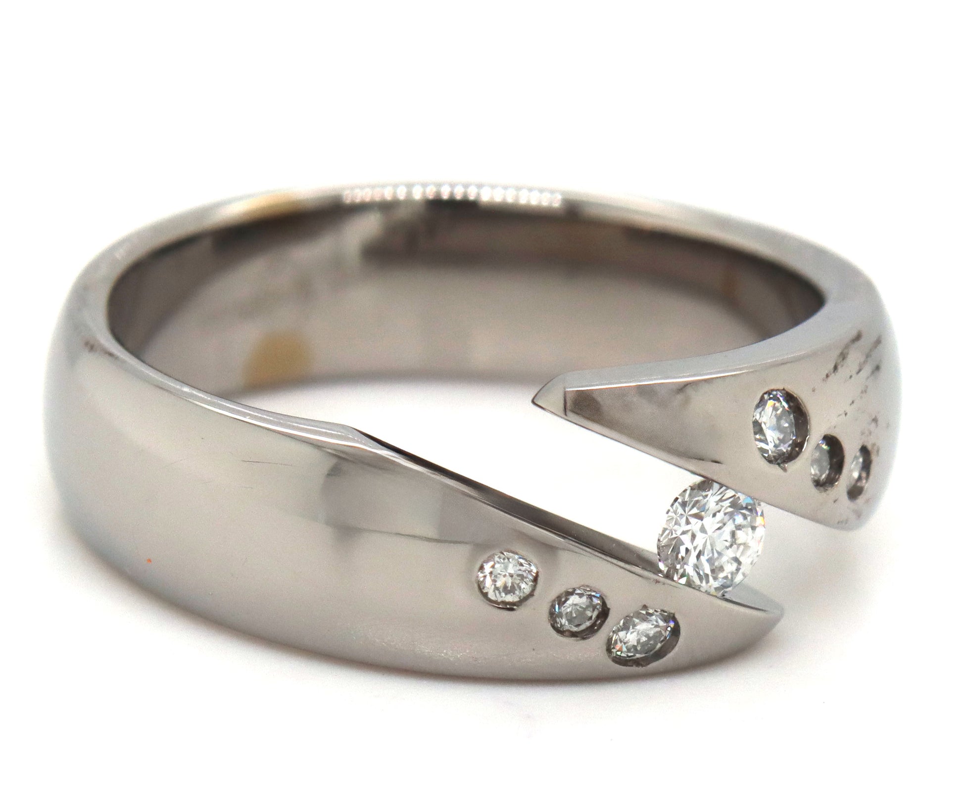 Gent's diamond band in Titanium