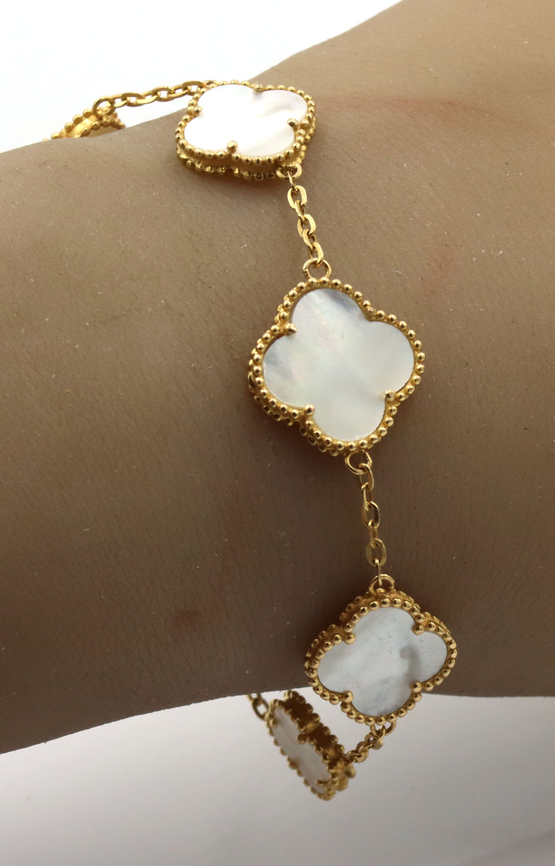 Set of 21kt Yellow gold mother of pearl bracelet and earrings