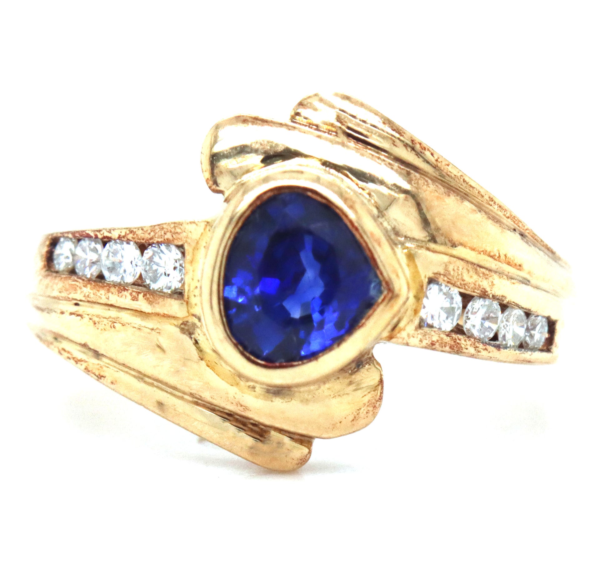 18kt Yellow gold blue sapphire and diamond ring