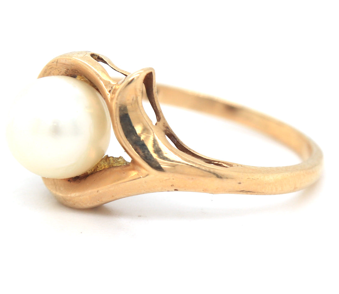 10kt Yellow gold fresh water pearl ring