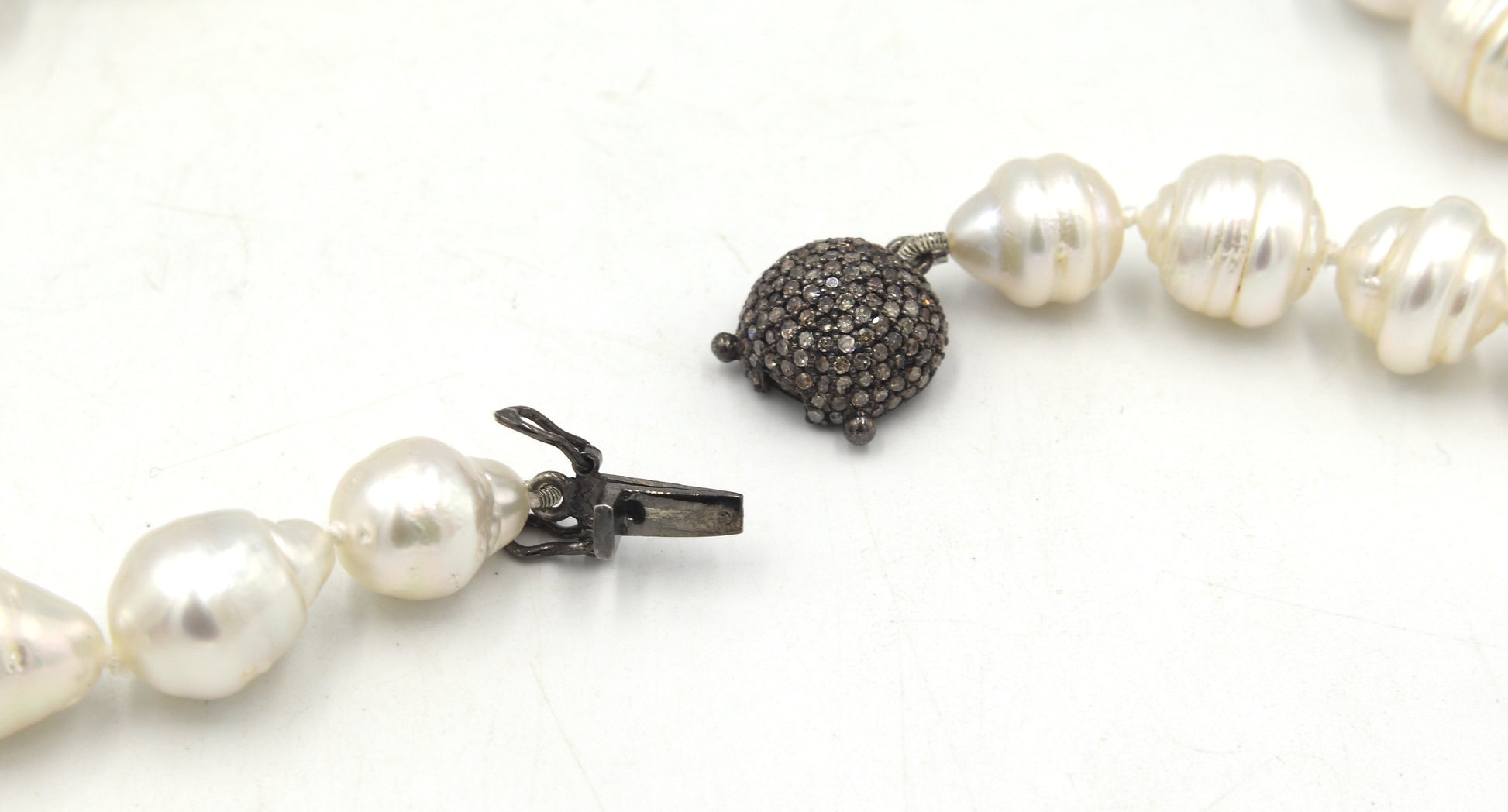 Barqoue pearl necklace