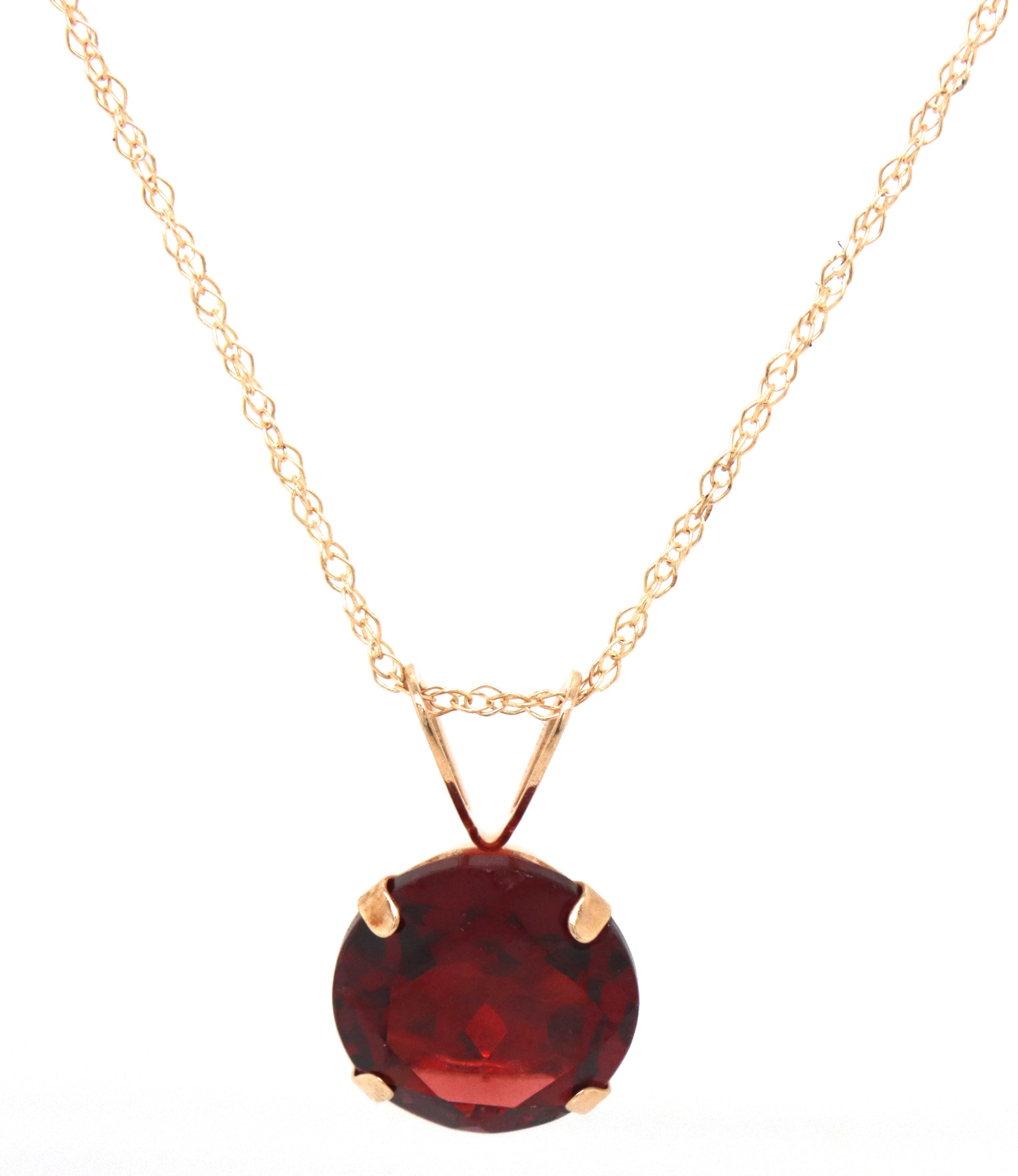 10kt Yellow gold 2.50ct Garnet pendant on chain