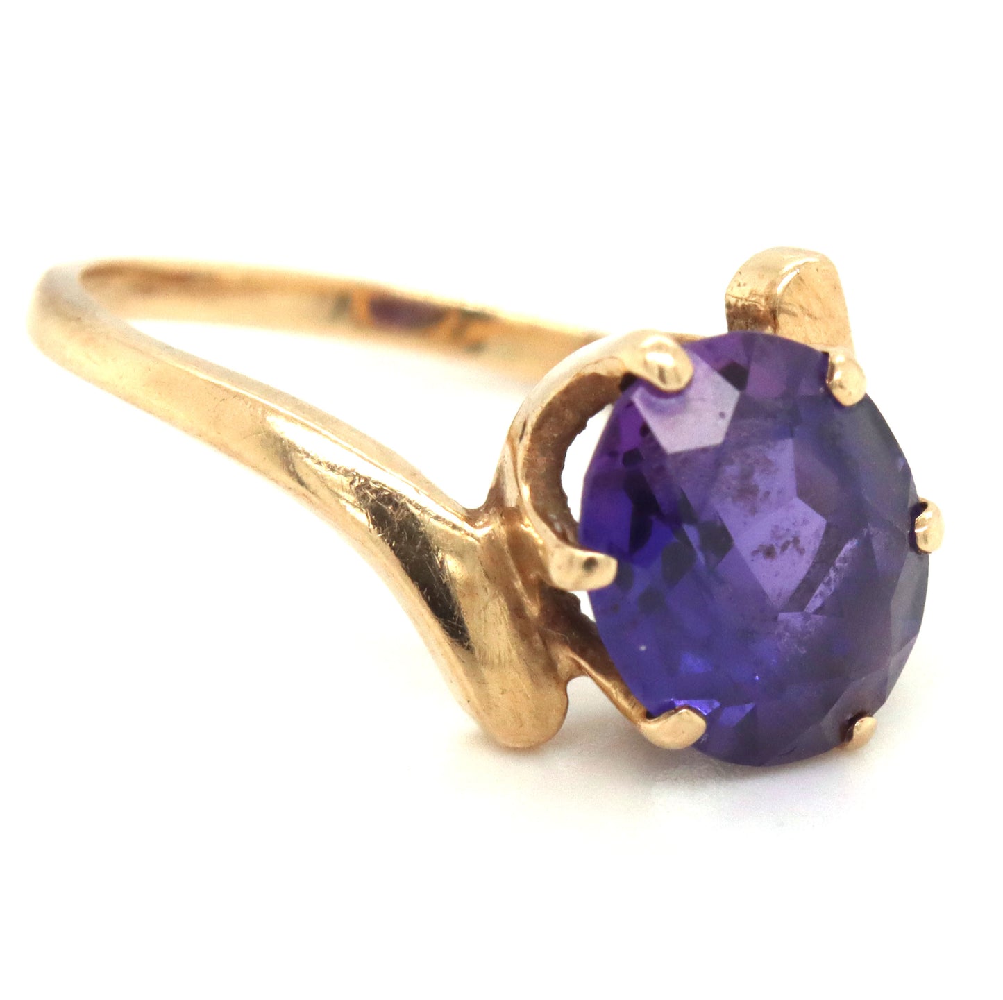 10kt Yellow gold round brilliant cut amethyst ring