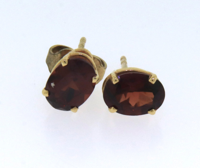 10kt Yellow gold Garnet stud earrings