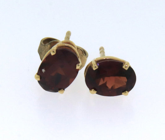 10kt Yellow gold Garnet stud earrings