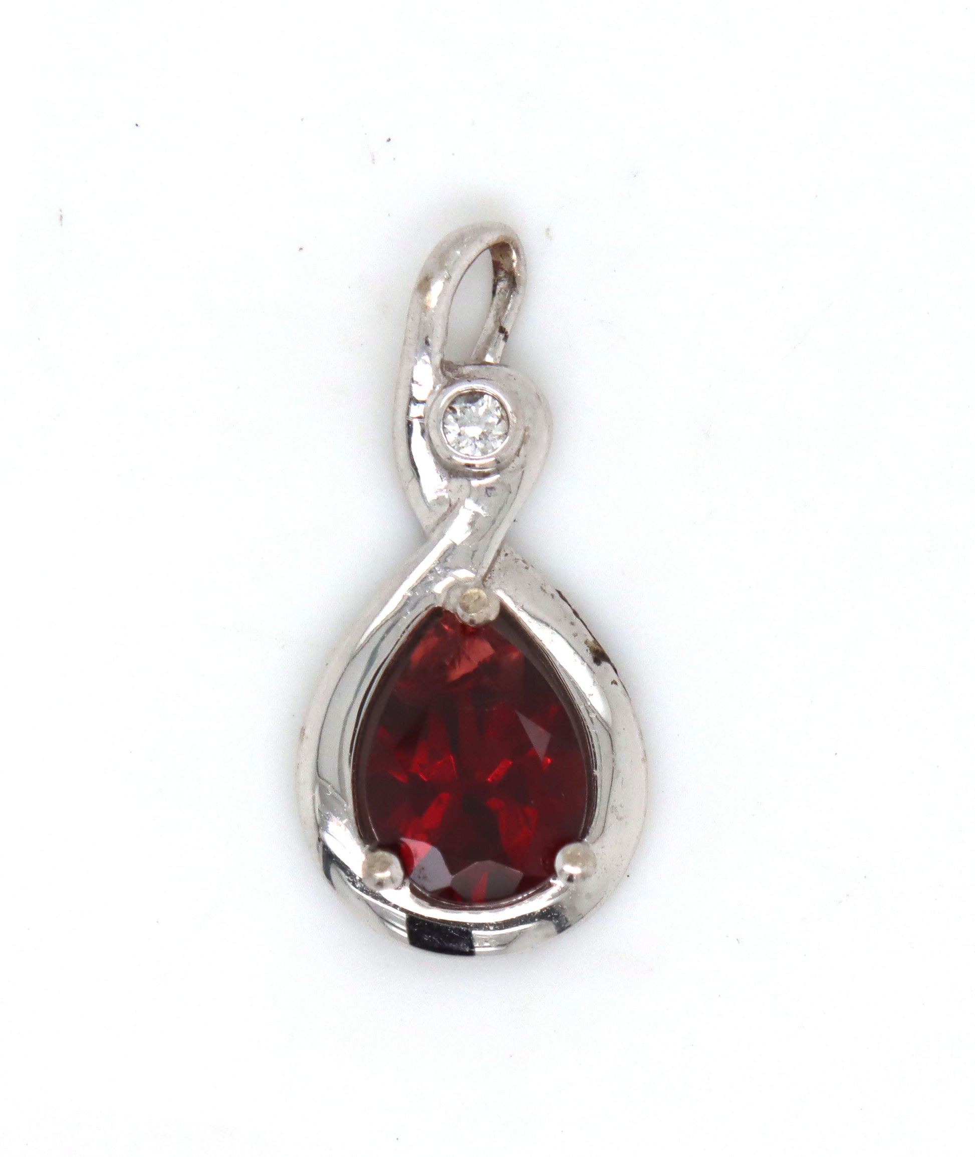 14kt White gold Garnet pendant