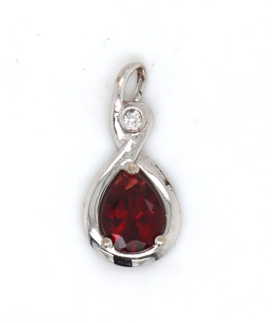 14kt White gold Garnet pendant