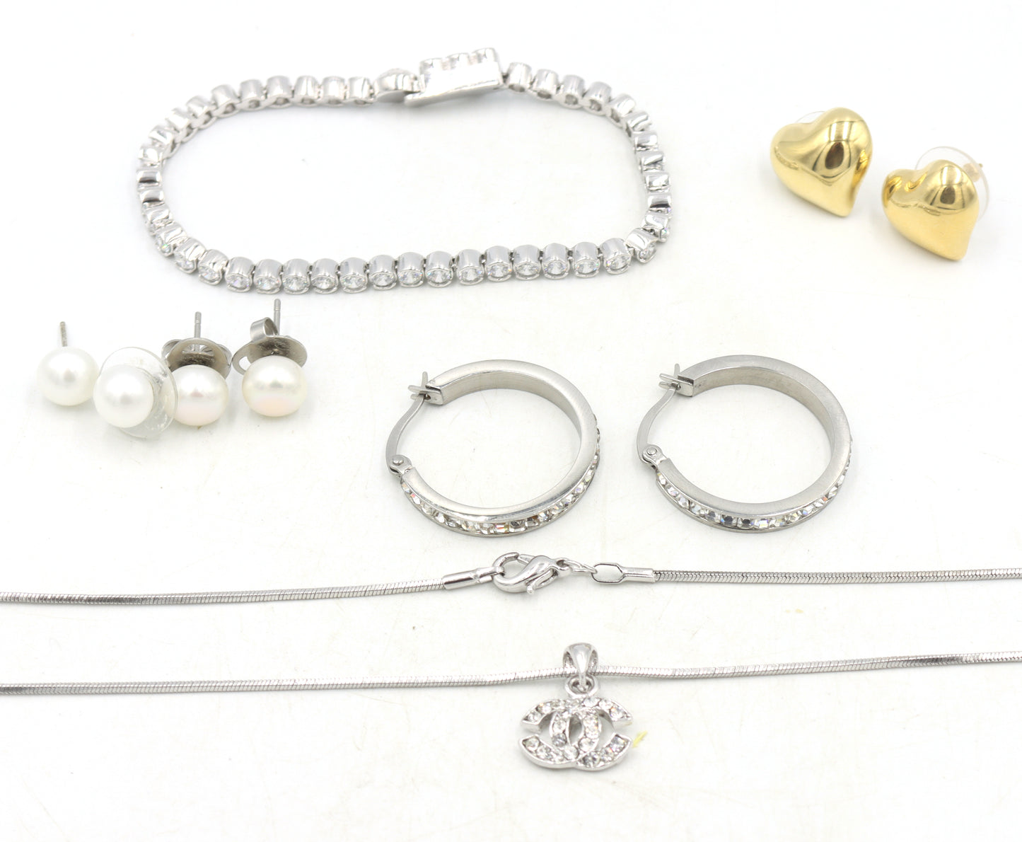 Lot of fashion jewelry