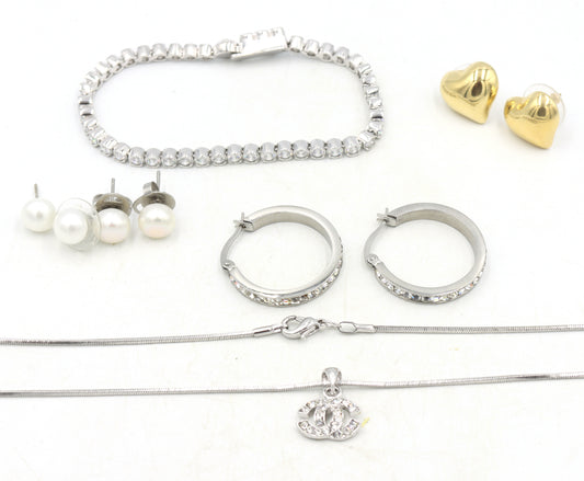 Lot of fashion jewelry