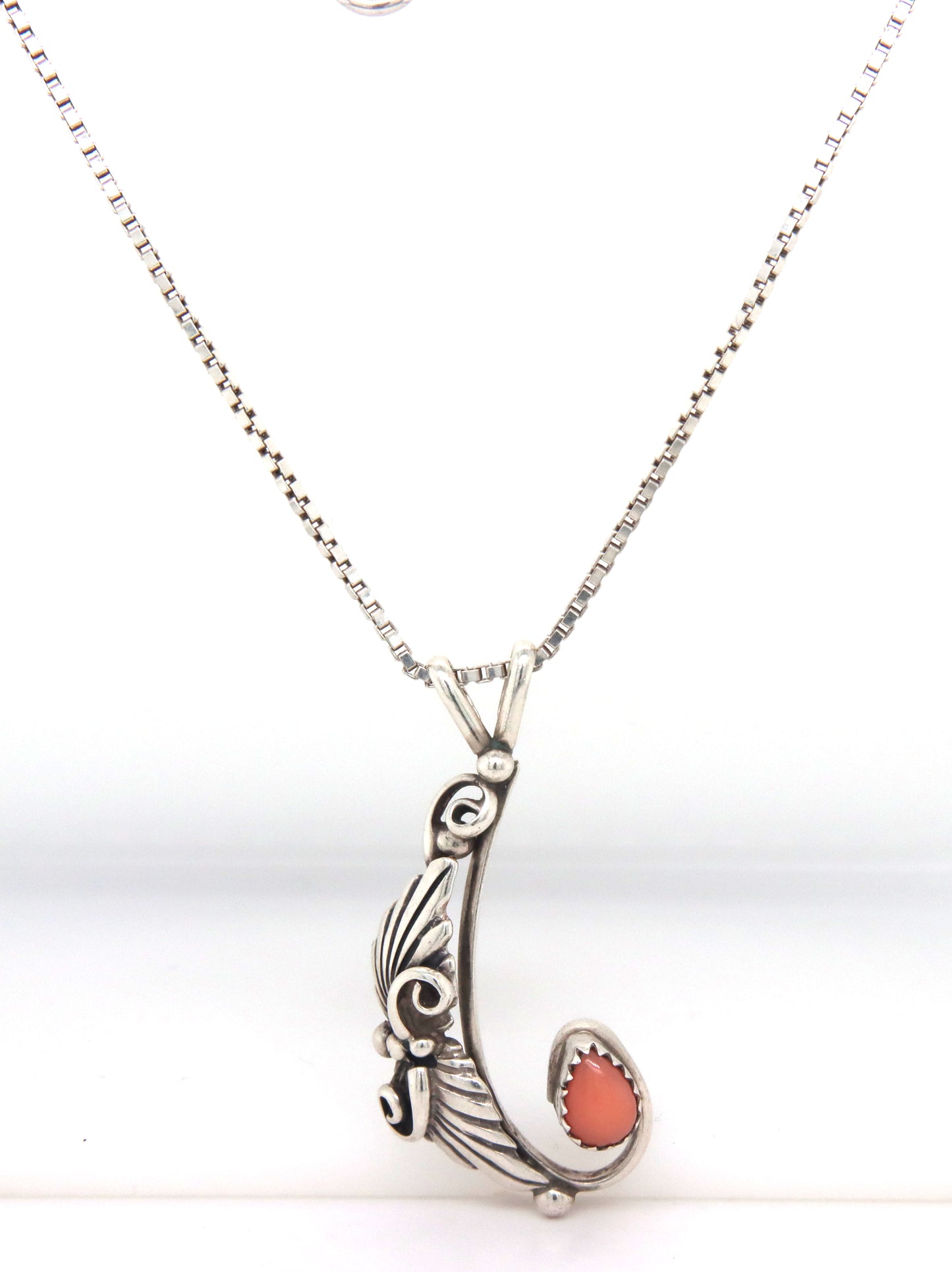 Vintage 925 sterling silver pendant on box chain necklace