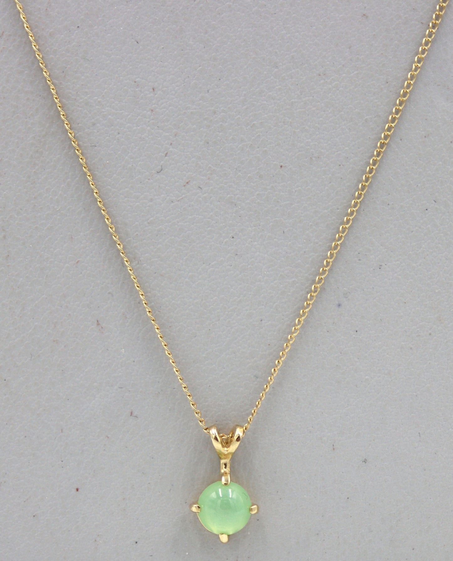 14kt Yellow gold round green star sapphire pendant on chain