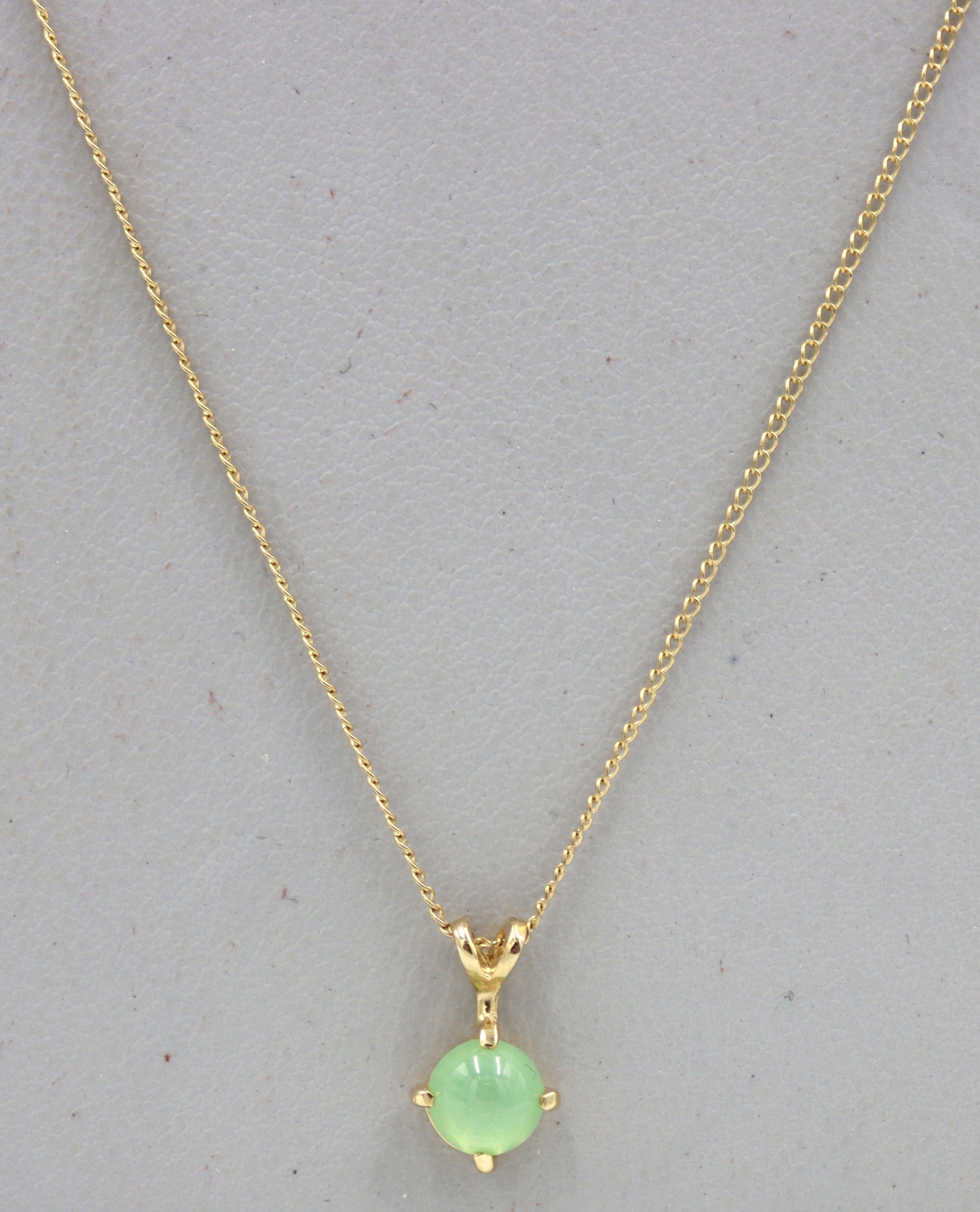 14kt Yellow gold round green star sapphire pendant on chain