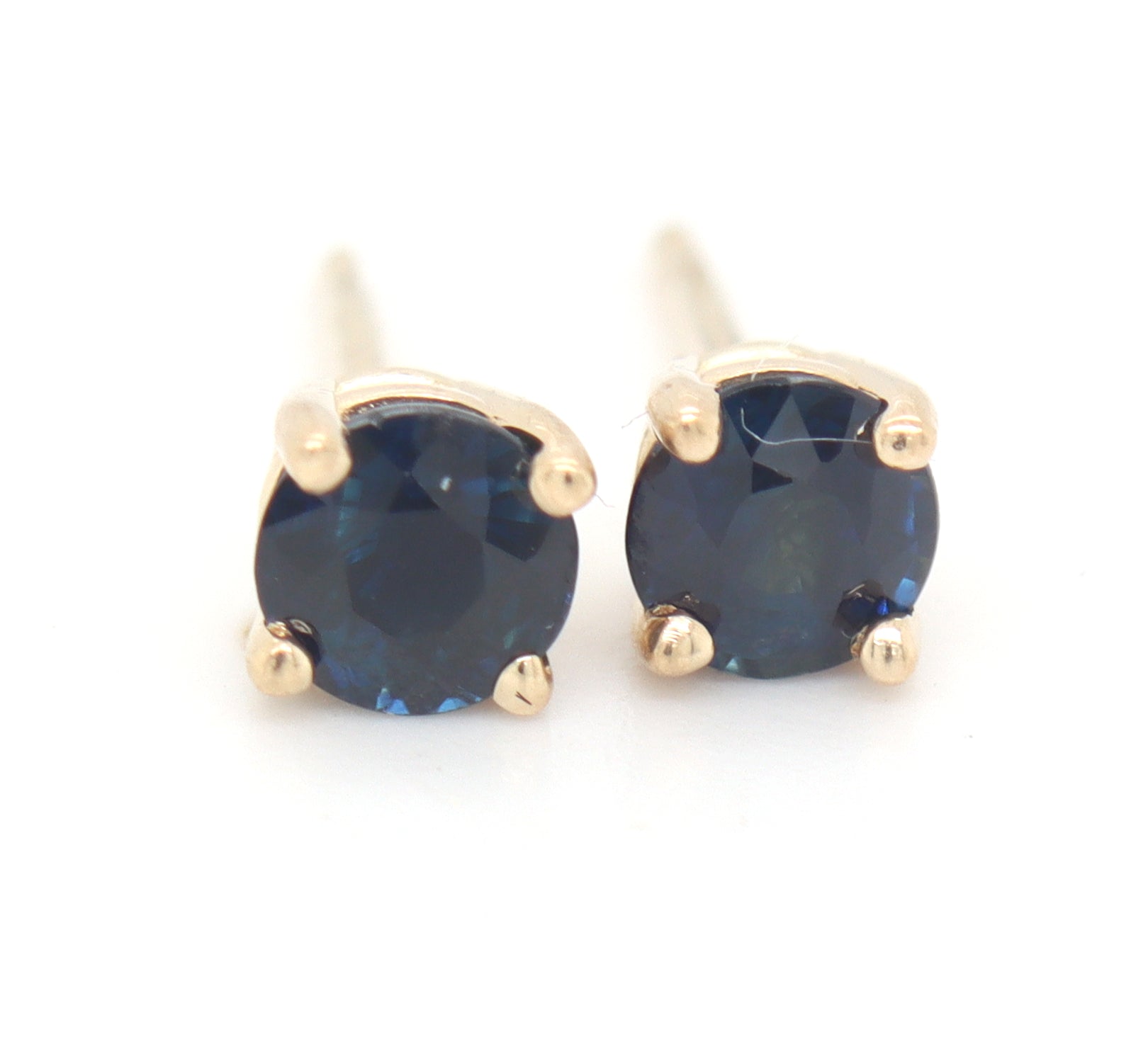 14kt Yellow gold 0.60ctw round sapphire stud earrings