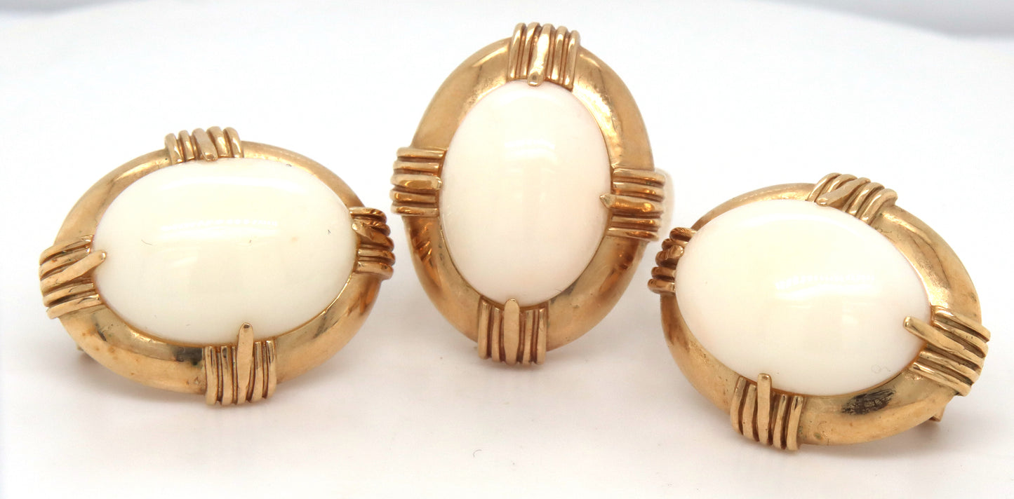 Set of 14kt yellow gold white agate ring and matching earrings